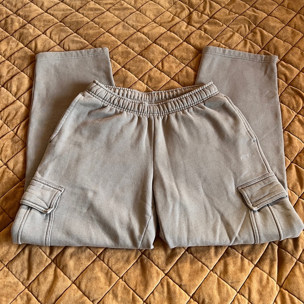 ARITZIA COZY SWEATFLEECE MEGA FIT CARGO SWEATPANTS SMALL TAUPE